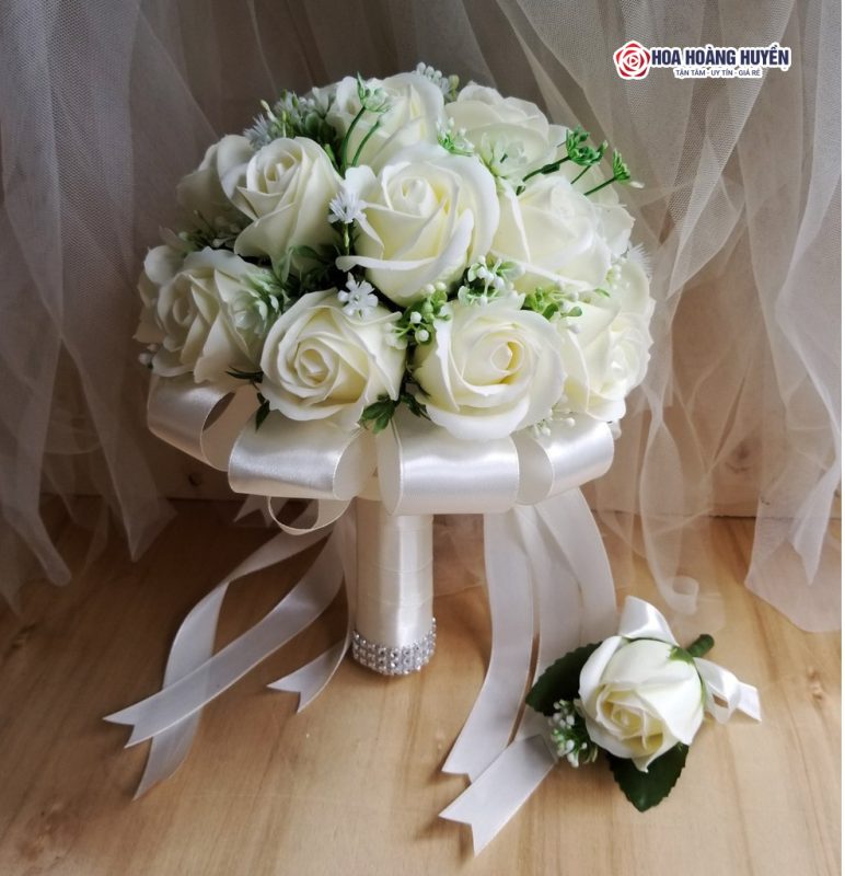 bó hoa cầm tay cô dâu