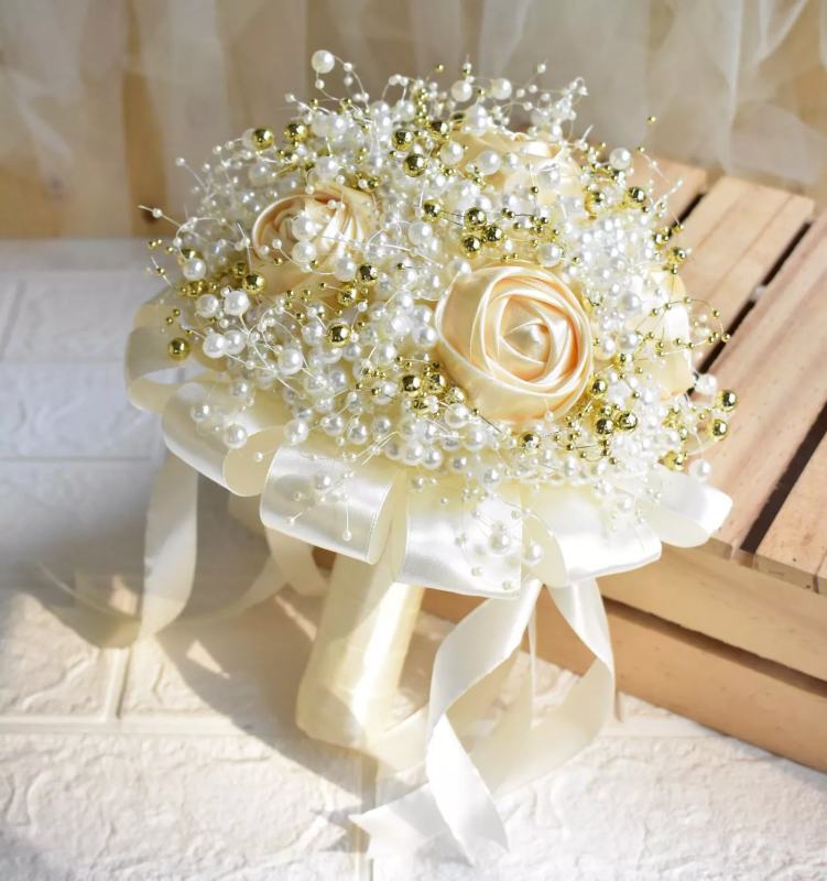 Bó hoa cưới cầm tay cô dâu hạt cườm ngọc trai