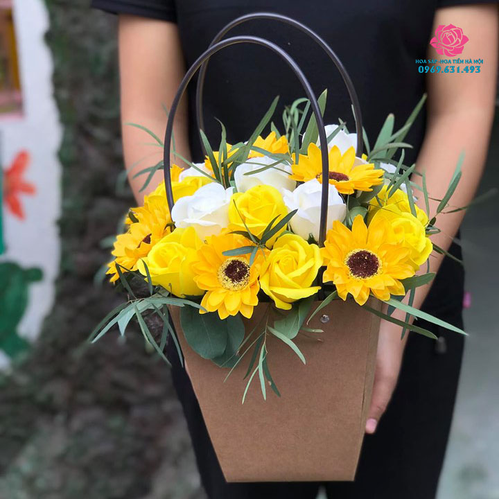 Giỏ hoa sáp hướng dương cầm tay