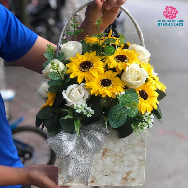 Giỏ hoa sáp hướng dương cầm tay