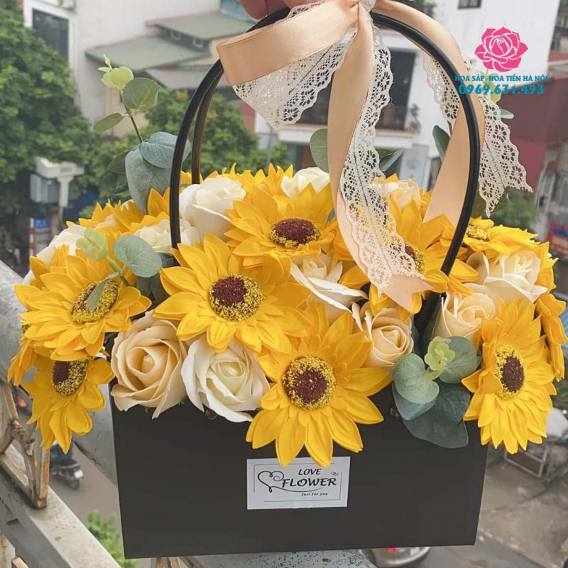 Giỏ hoa sáp hướng dương cầm tay