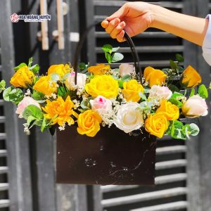 Giỏ hoa sáp màu vàng
