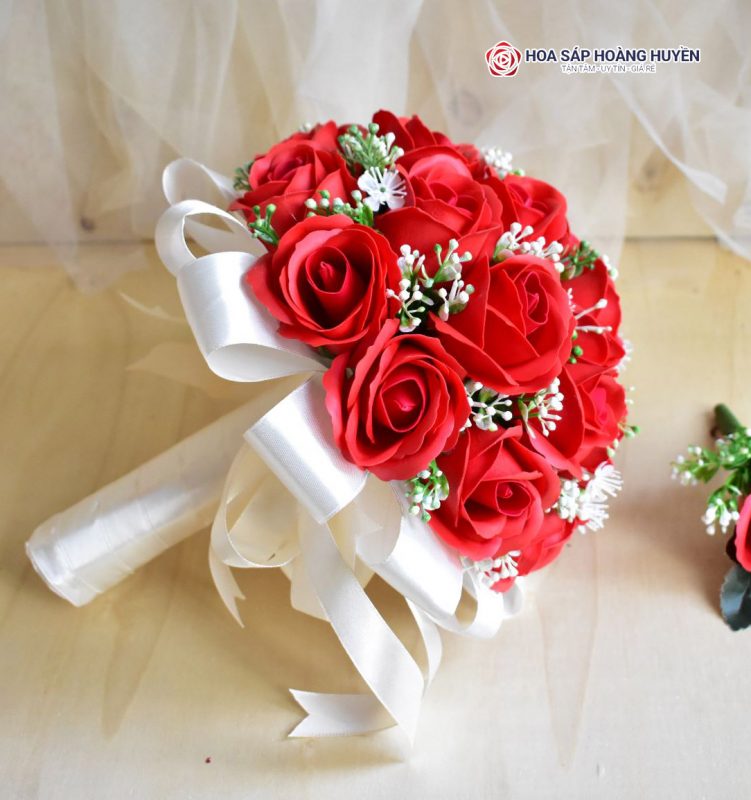 hoa cầm tay cô dâu sáp đỏ