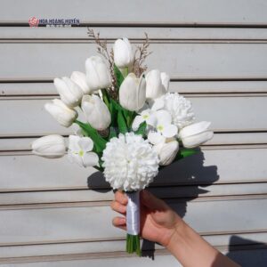 hoa cưới cầm tay cô dâu tulip