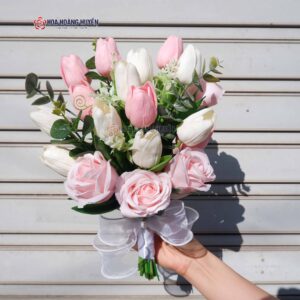 hoa cưới cầm tay cô dâu tulip