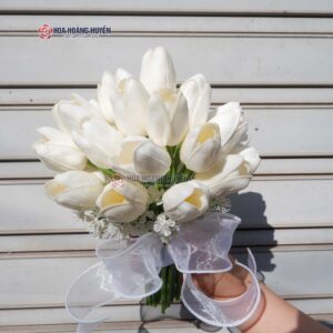 hoa cưới cầm tay cô dâu tulip