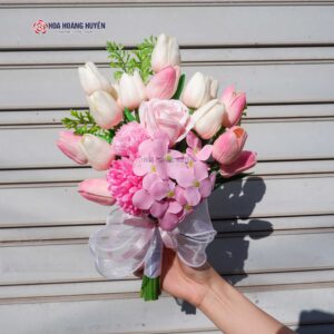 Hoa cưới cầm tay cô dâu tulip