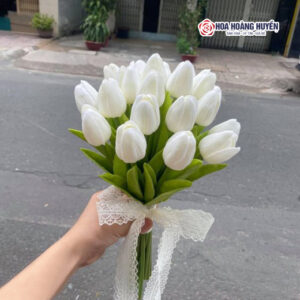 hoa cưới cầm tay tuylip giả