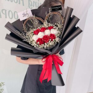 Bó hoa sáp đỏ (Em khác gì hoa)