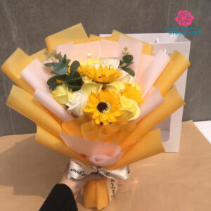 hoa sáp hướng dương kèm hoa hồng