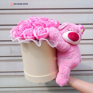 hộp hoa kèm gấu dâu