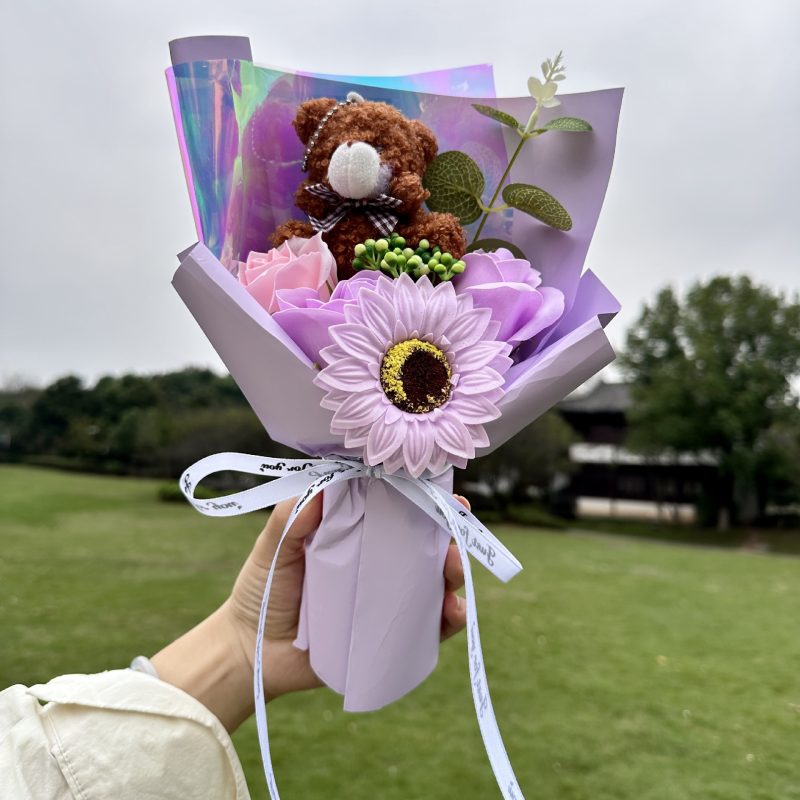 o1cn01akgtg42aj3ns7p8id_2215550618238-0-cib-800x800-1 Bó Hoa Sáp Kèm Gấu Móc Khóa